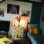 Ubytování v soukromí Downtown Loft With Shared Bathroom