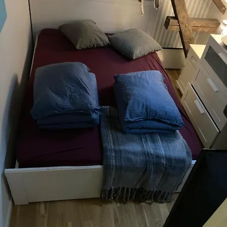Downtown Loft With Shared Bathroom בית אירוח