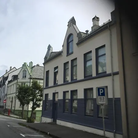 Downtown Loft With Shared Bathroom Alloggio in famiglia Ålesund