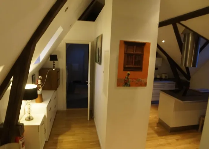 Quarto em Acomodações Particulares Downtown Loft With Shared Bathroom *