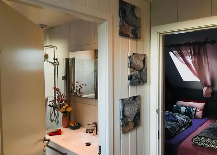 Downtown Loft With Shared Bathroom *