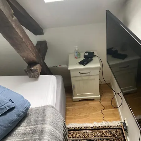 홈스테이 Downtown Loft With Shared Bathroom *