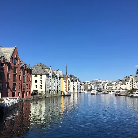 Quarto em Acomodações Particulares Downtown Loft With Shared Bathroom Ålesund